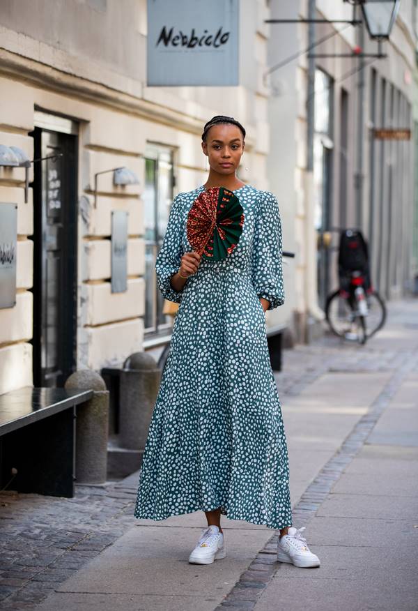 Mulher com look estampado na Semana de Moda de Copenhague