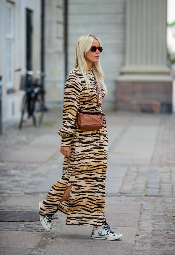 Mulher com look estampado na Semana de Moda de Copenhague