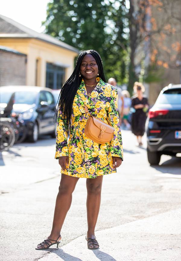 Mulher com look estampado na Semana de Moda de Copenhague