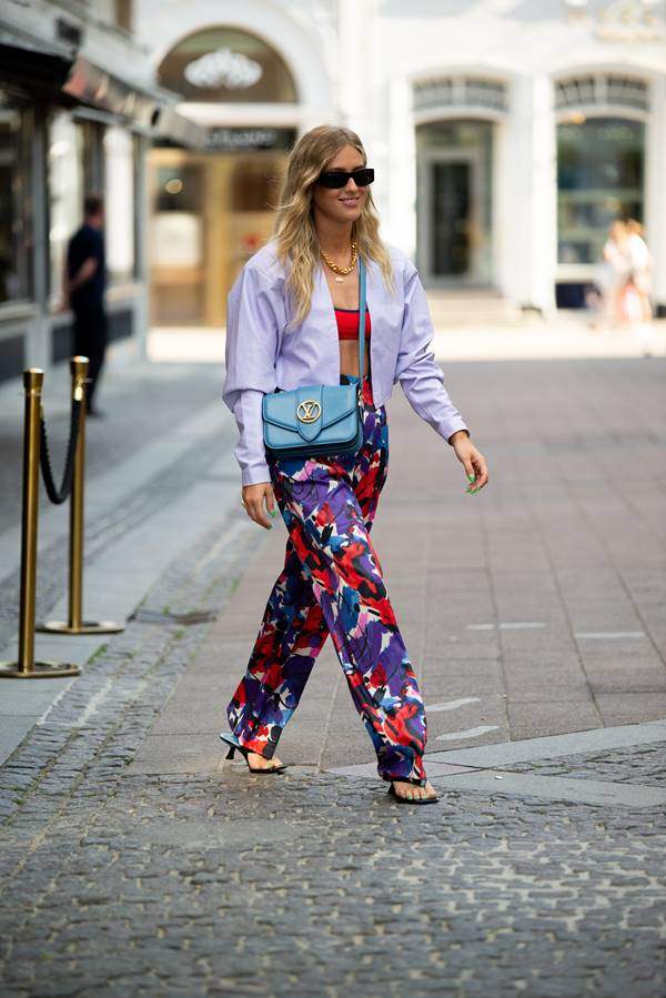 Mulher com look estampado na Semana de Moda de Copenhague