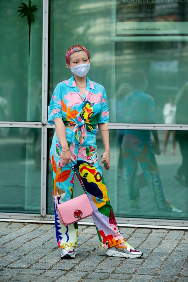 Mulher com look estampado na Semana de Moda de Copenhague