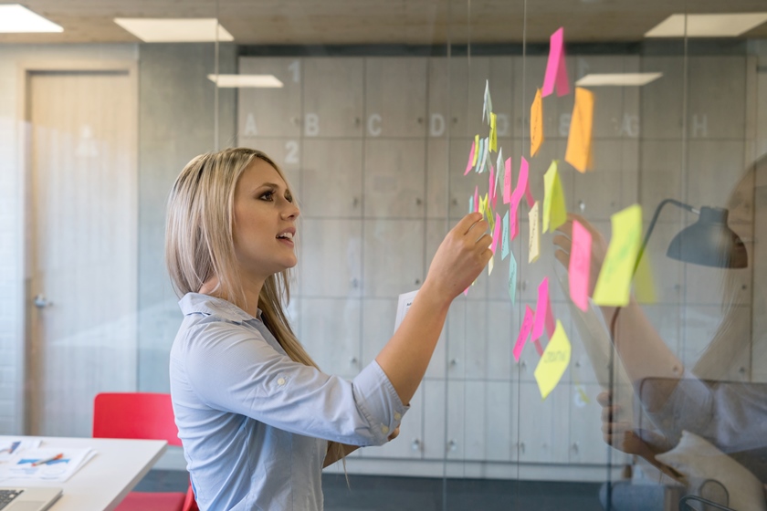 Mulher com post-its