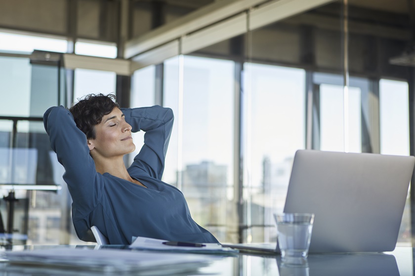 Mulher relaxa no trabalho