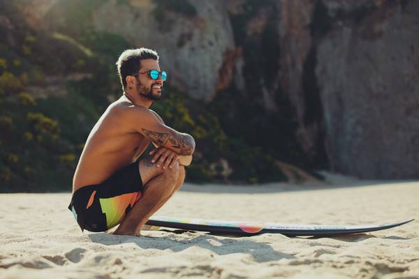 Surfista Ítalo Ferreira na praia