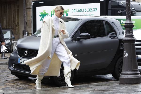 Hailey Bieber com look branco