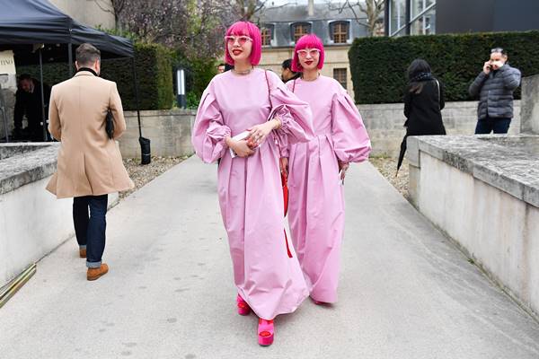 Aya Suzuki e Ami Suzuki em Paris com cabelo rosa 