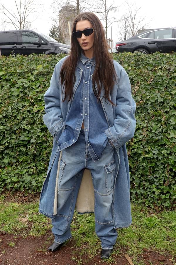 Bella Hadid usando jeans