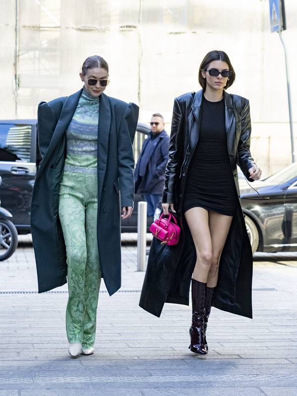 Kendall Jenner e Gigi Hadid andando em Milão