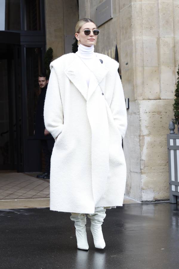 Hailey Bieber de branco em Paris