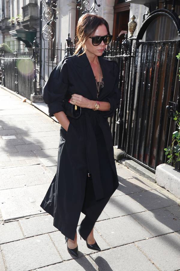 Vicitoria Beckham de preto em Londres