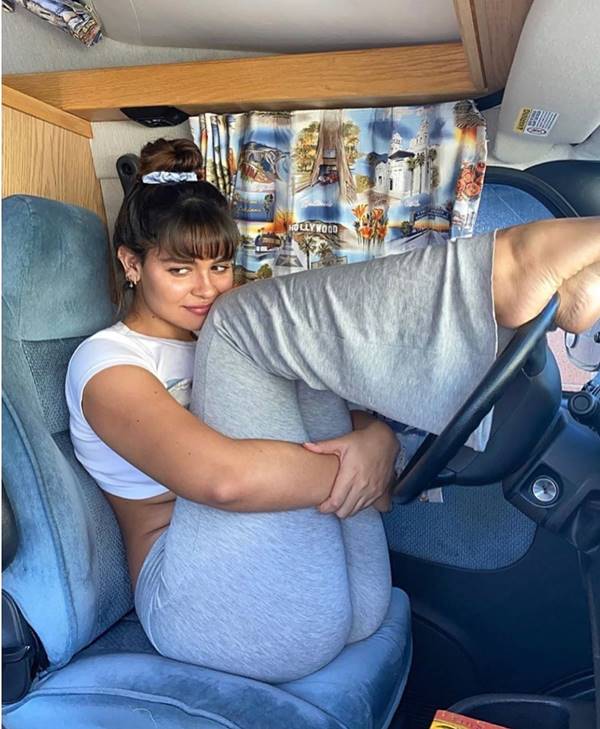 Mulher sentada no carro