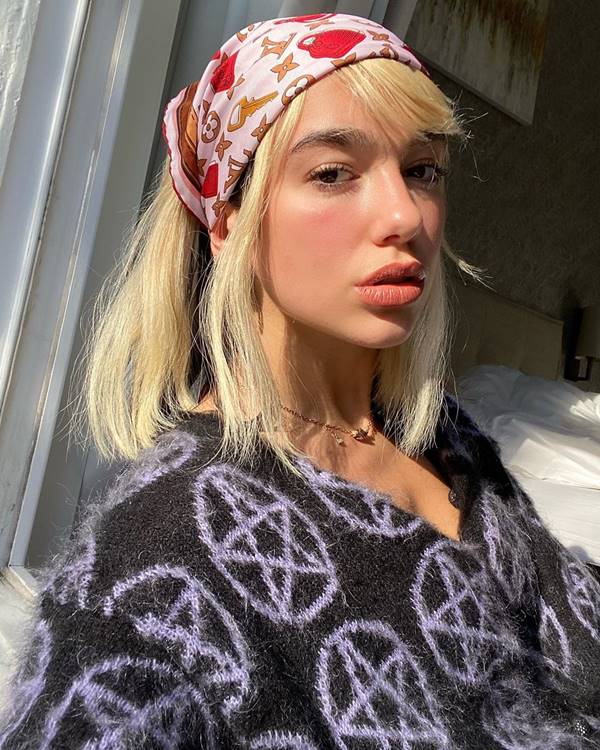 Dua Lipa com lenço na cabeça