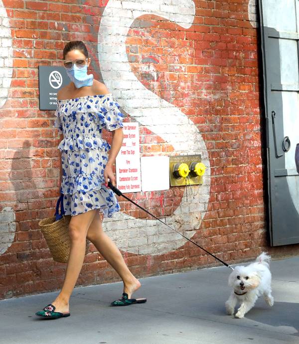 Olivia Palermo passeando com cachorro