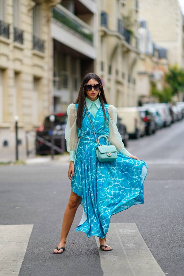 Gabriella Berdugo de chinelos em foto de street style