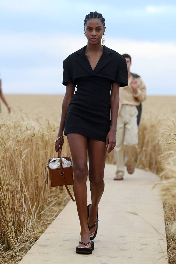 Modelo desfilando com chinelos para a Jacquemus