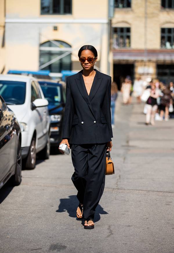 Mulher com chinelos no street style da Semana de Moda de Copenhague