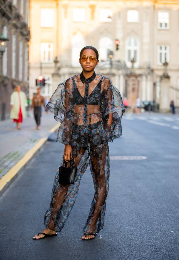 Mulher com chinelos no street style da Semana de Moda de Copenhague