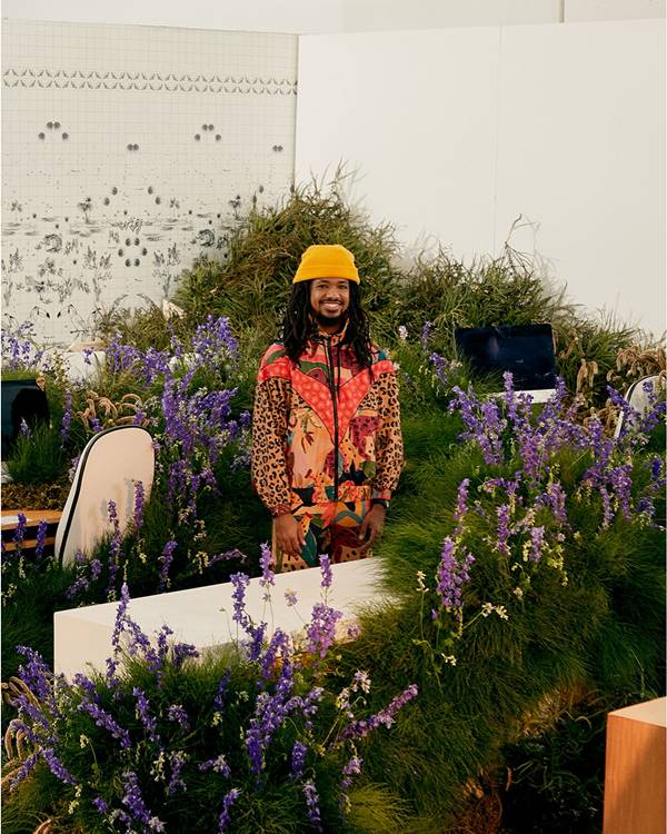 Modelo em lookbook da Farm