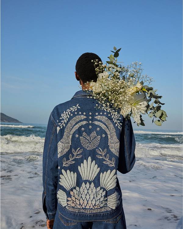 Modelo com flores na praia