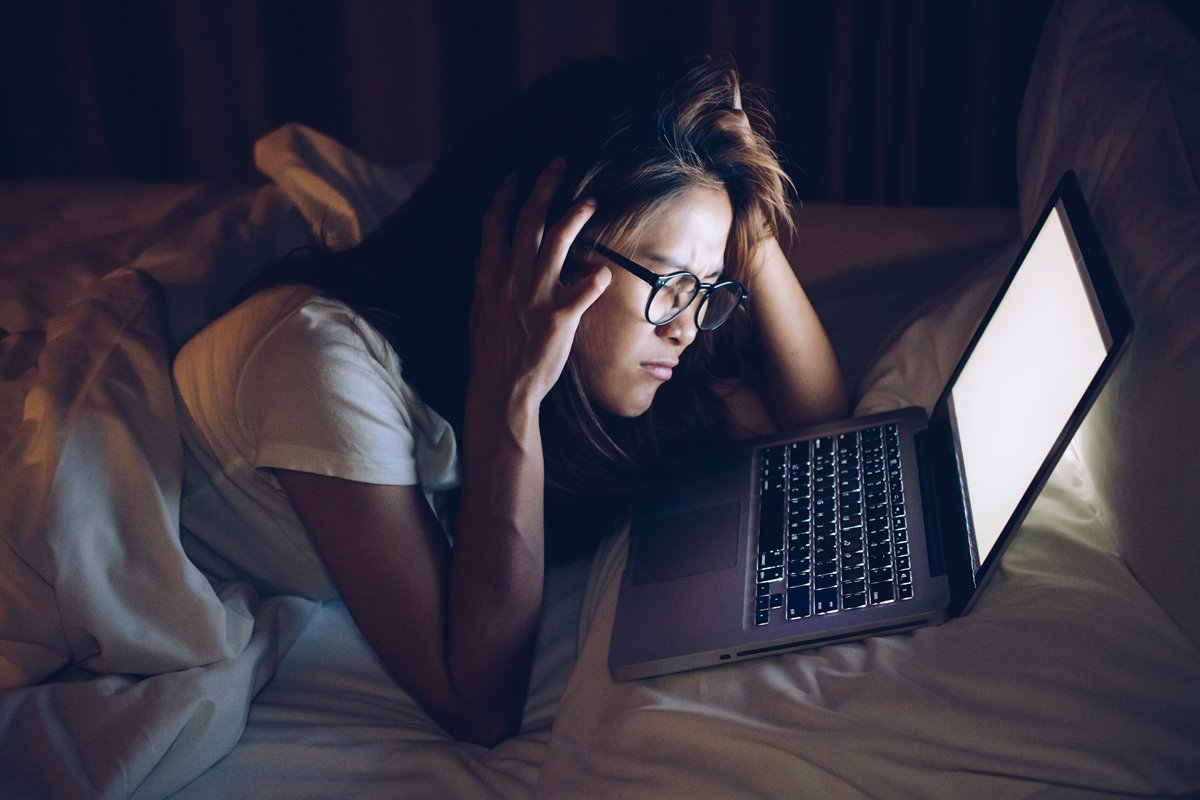 Mulher no computador à noite