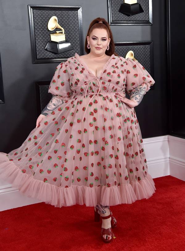 Tess Holliday com vestido de morangos Lirika Matoshi