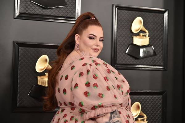 Tess Holliday com vestido de morangos Lirika Matoshi