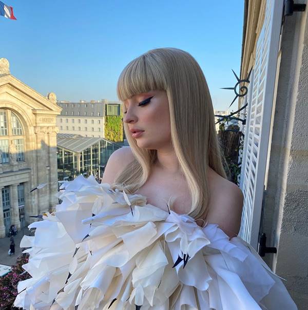 Kim Petras com vestido Alexandre Vauthier