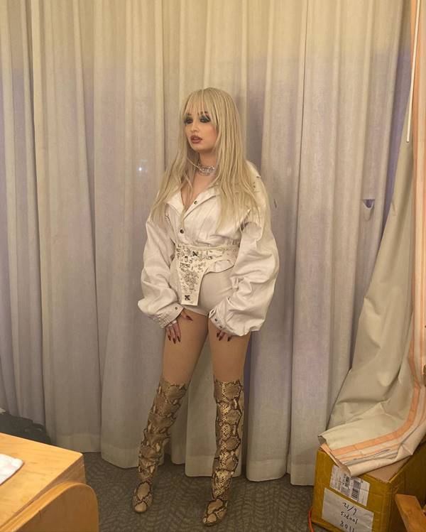 Kim Petras com look branco e botas