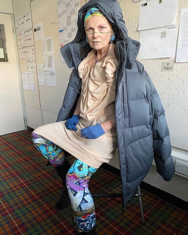 Vivienne Westwood usando casaco puffer