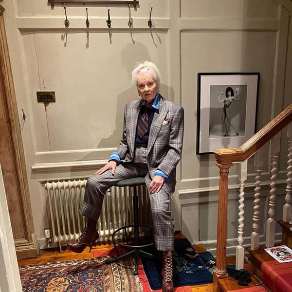 Vivienne Westwood posando em casa com terninho