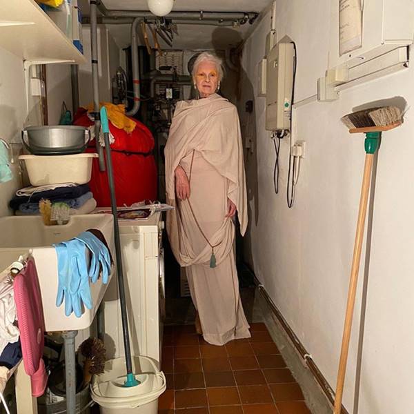 Vivienne Westwood em lavanderia de casa