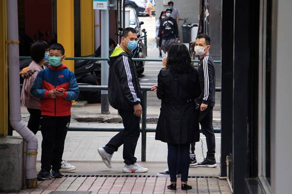 Pessoas na rua com máscaras