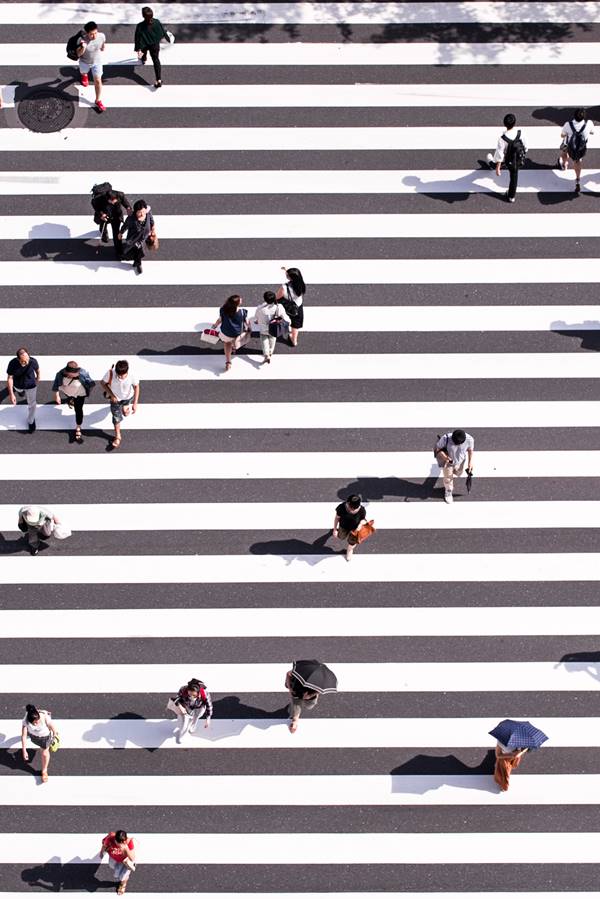 Pessoas na rua em faixa de pedestres