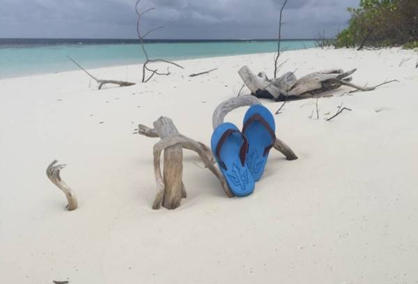 Chinelos biodegradáveis de algas, na praia