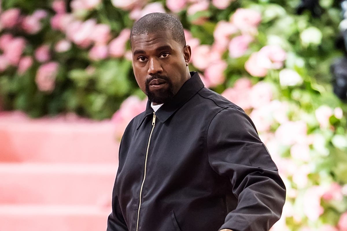 Na imagem com cor, Kanye West no MET GALA