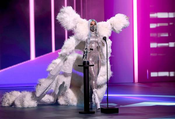 Lady Gaga com look metalizado e plumas brancas no VMA 2020