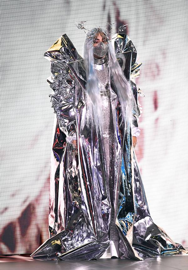 Lady Gaga com look metalizado no VMA 2020