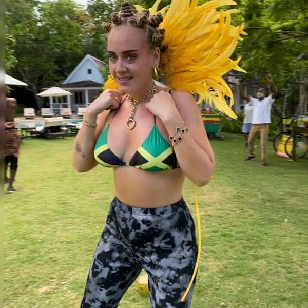 Adele comemorando o Carnaval de Notting Hill com bantu knots e biquíni