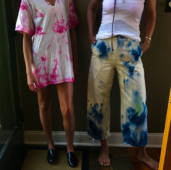 Katie Holmes com calça Tie Dye