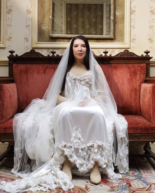 Marina Abramovic com look da Burberry