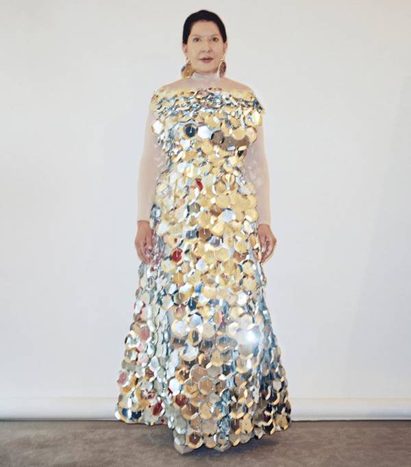 Marina Abramovic com look da Burberry