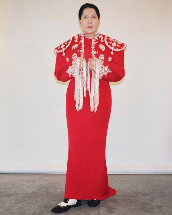 Marina Abramovic com look da Burberry