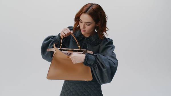 Zoey Deutch com bolsa Peekaboo em campanha da Fendi