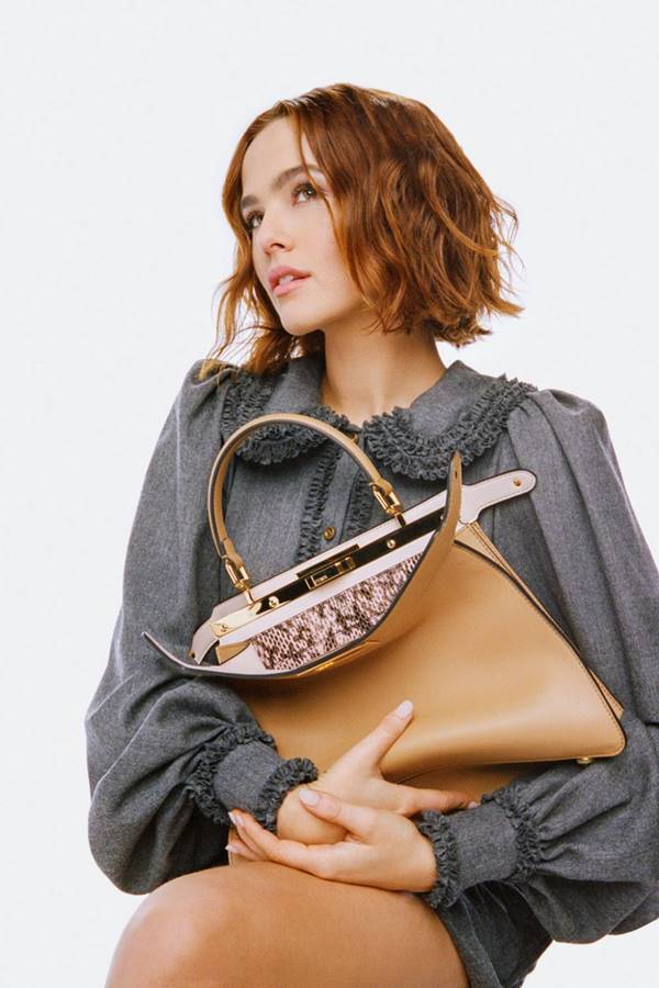 Zoey Deutch com bolsa Peekaboo em campanha da Fendi