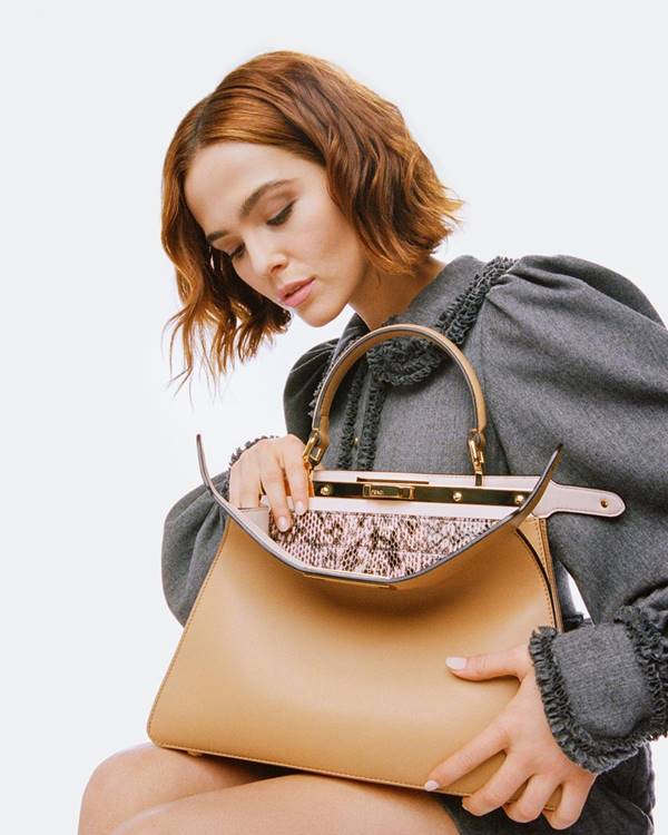 Zoey Deutch com bolsa Peekaboo em campanha da Fendi