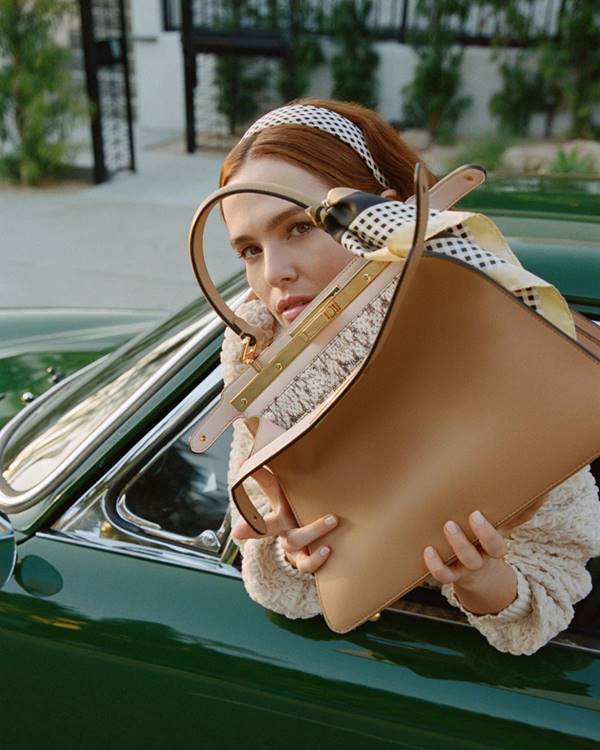 Zoey Deutch com bolsa Peekaboo em campanha da Fendi