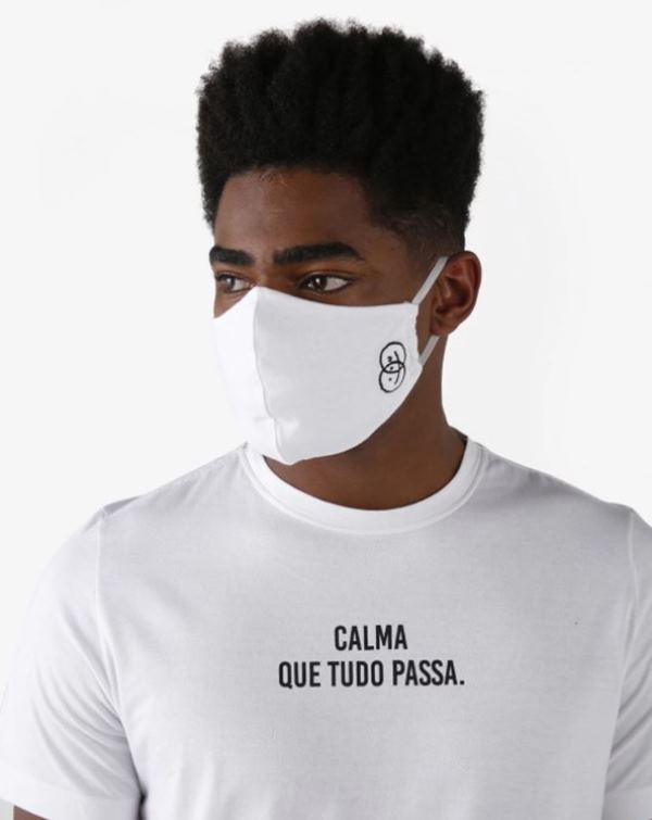 Modelo com blusa antiviral