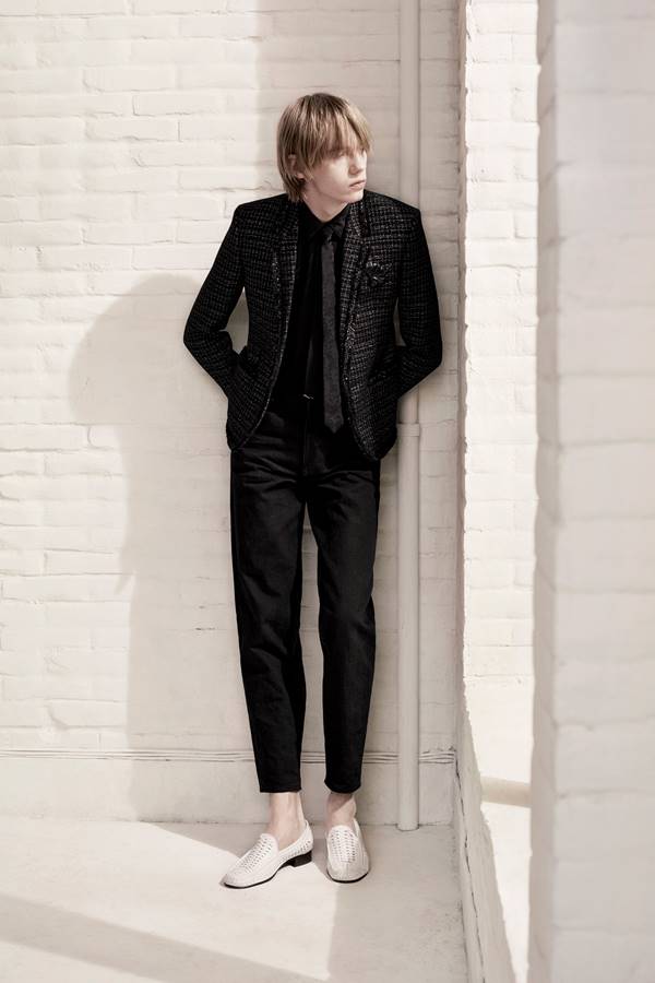 Modelo posa com peças de spring/summer 2021 da Saint Laurent