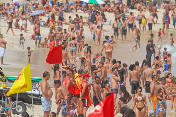 Praias do Rio de Janeiro Lotadas na altura do Arpoador, Zona Sul do Rio de Janeiro