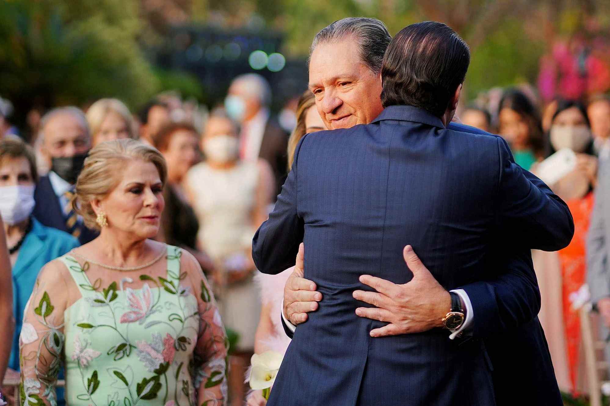 dois homens se abraçando